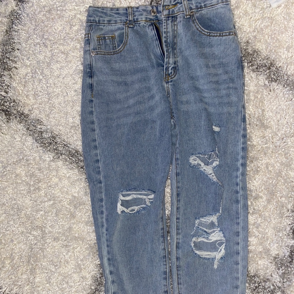 SUPER CUTE MOM JEANS. SHEIN. Size: small (not meant for someone with a butt)